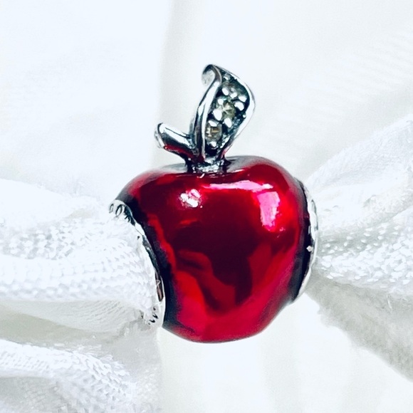 🍎 NWOT Red Apple Charm – Princess Snow White ✨ - Picture 2 of 5